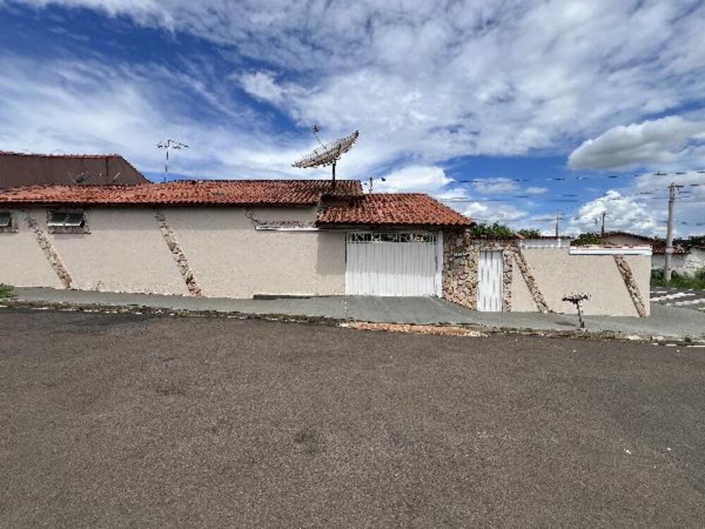 Casa à venda com 3 quartos, 273m² - Foto 1