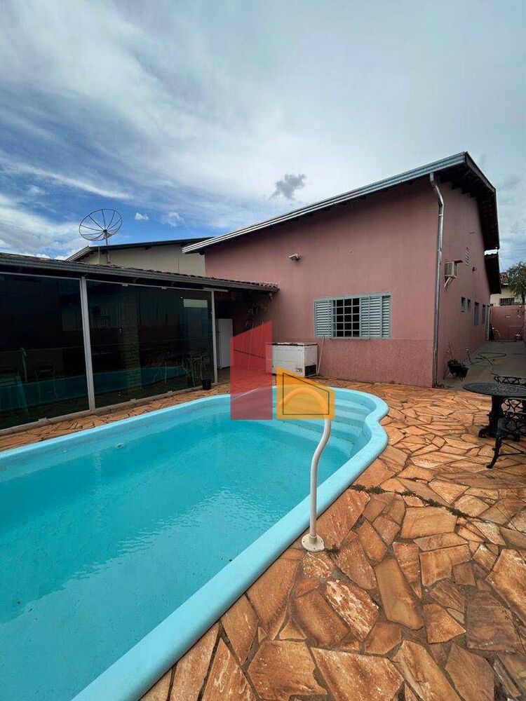 Casa à venda com 3 quartos, 165m² - Foto 1