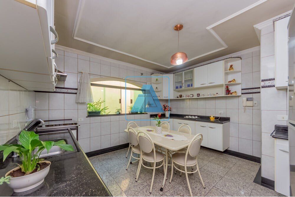 Casa à venda com 3 quartos, 322m² - Foto 1