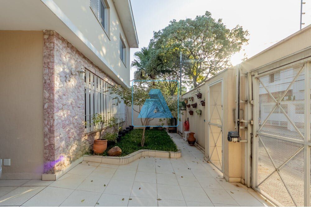 Casa à venda com 4 quartos, 237m² - Foto 1