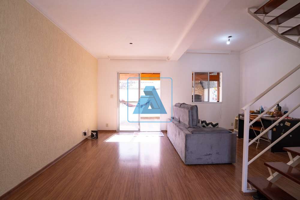 Casa à venda com 3 quartos, 85m² - Foto 1