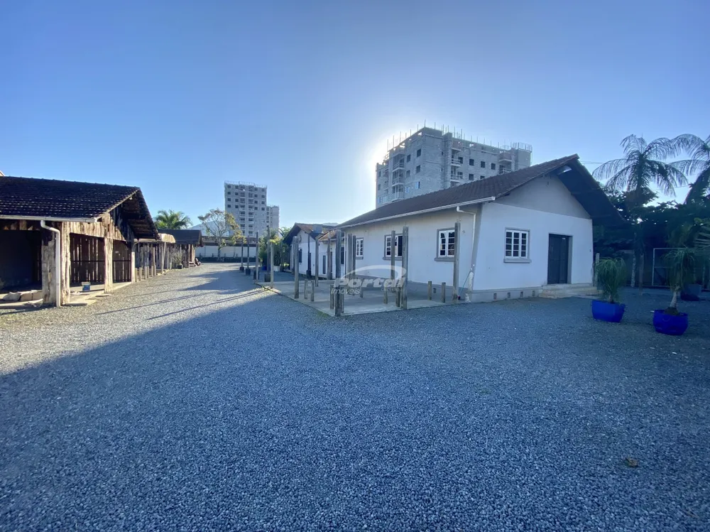 Sala-Conjunto, 1800 m² - Foto 1