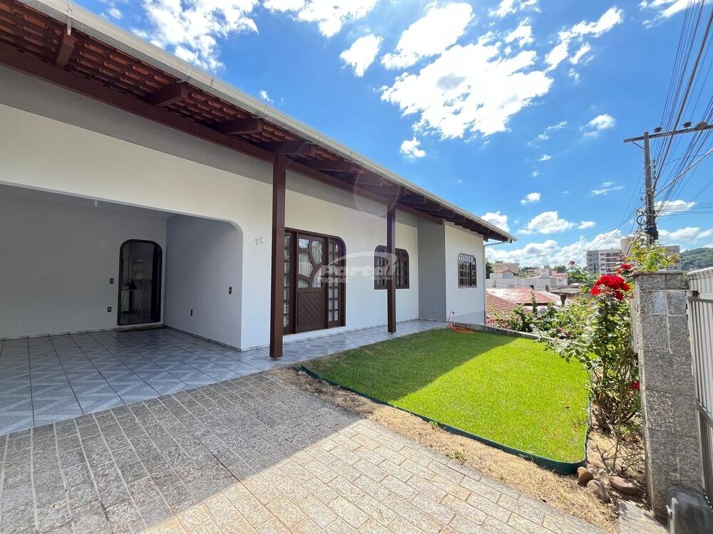 Casa à venda com 5 quartos, 250m² - Foto 1