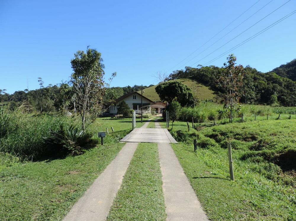 Fazenda à venda com 4 quartos, 93685m² - Foto 1