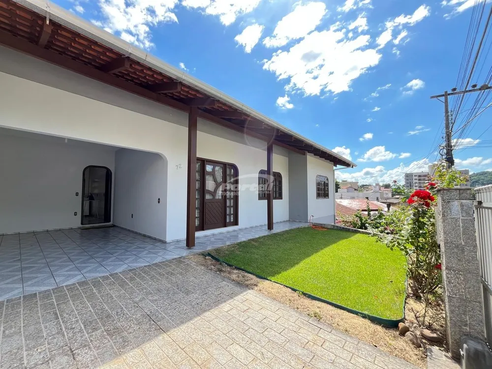Casa, 5 quartos, 250 m² - Foto 1