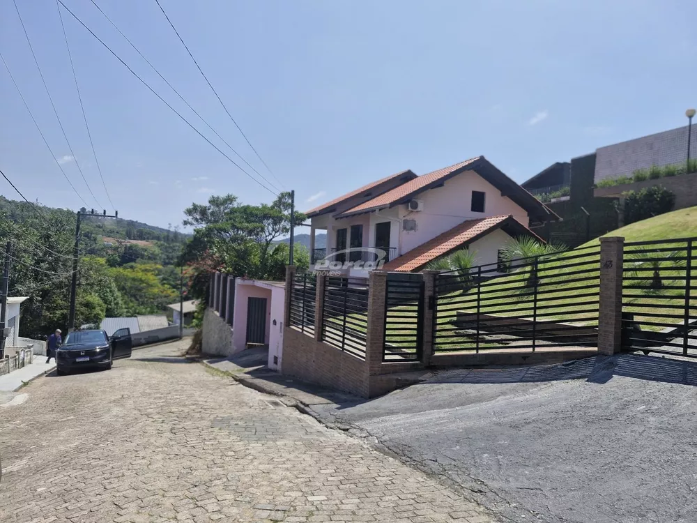 Casa à venda com 3 quartos, 193m² - Foto 1