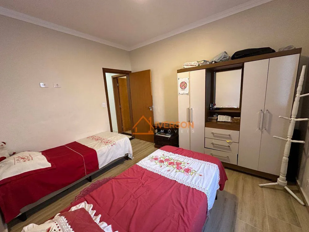 Casa, 4 quartos, 195 m² - Foto 1