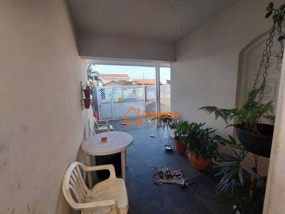 Casa à venda com 3 quartos, 92m² - Foto 1