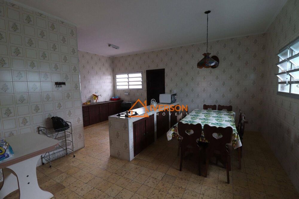 Casa, 4 quartos, 237 m² - Foto 1