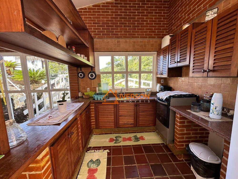 Casa à venda com 4 quartos, 216m² - Foto 3