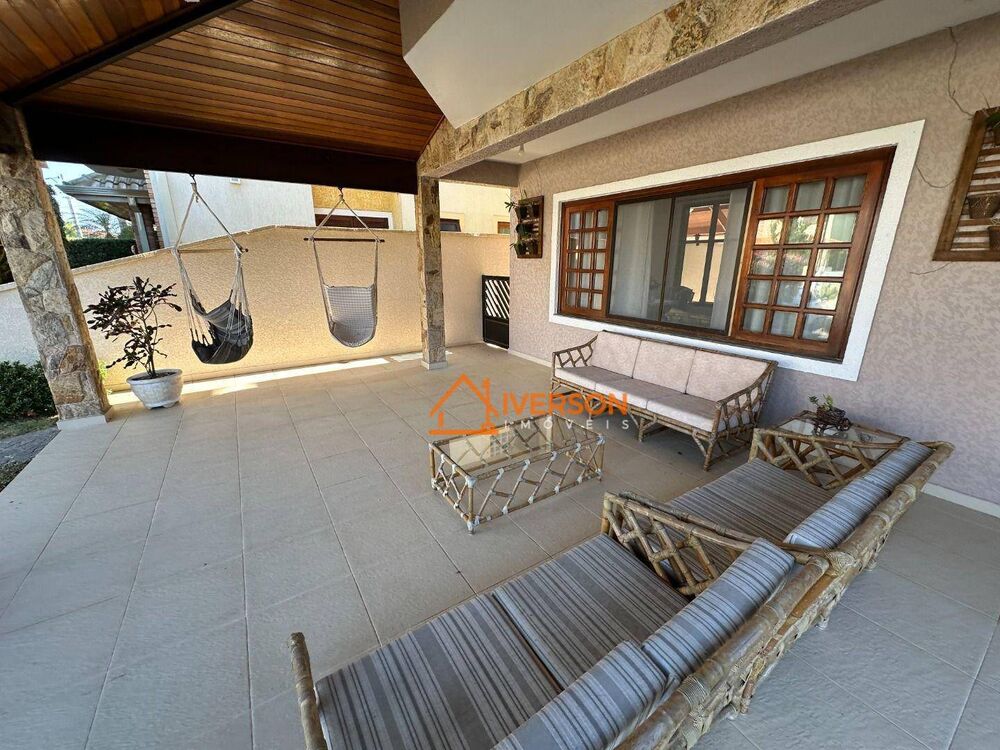 Sobrado à venda com 4 quartos, 230m² - Foto 1