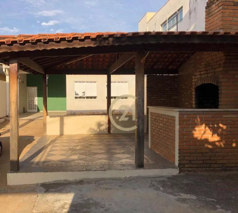 Casa para alugar com 4 quartos, 250m² - Foto 1