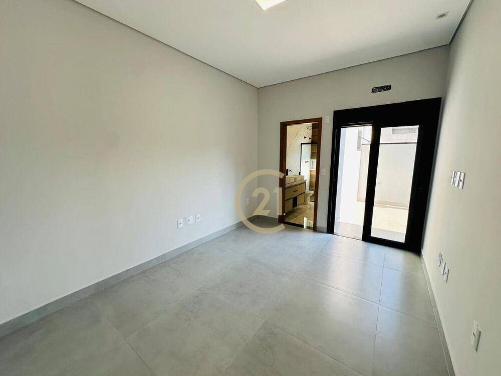 Casa à venda com 3 quartos, 136m² - Foto 1