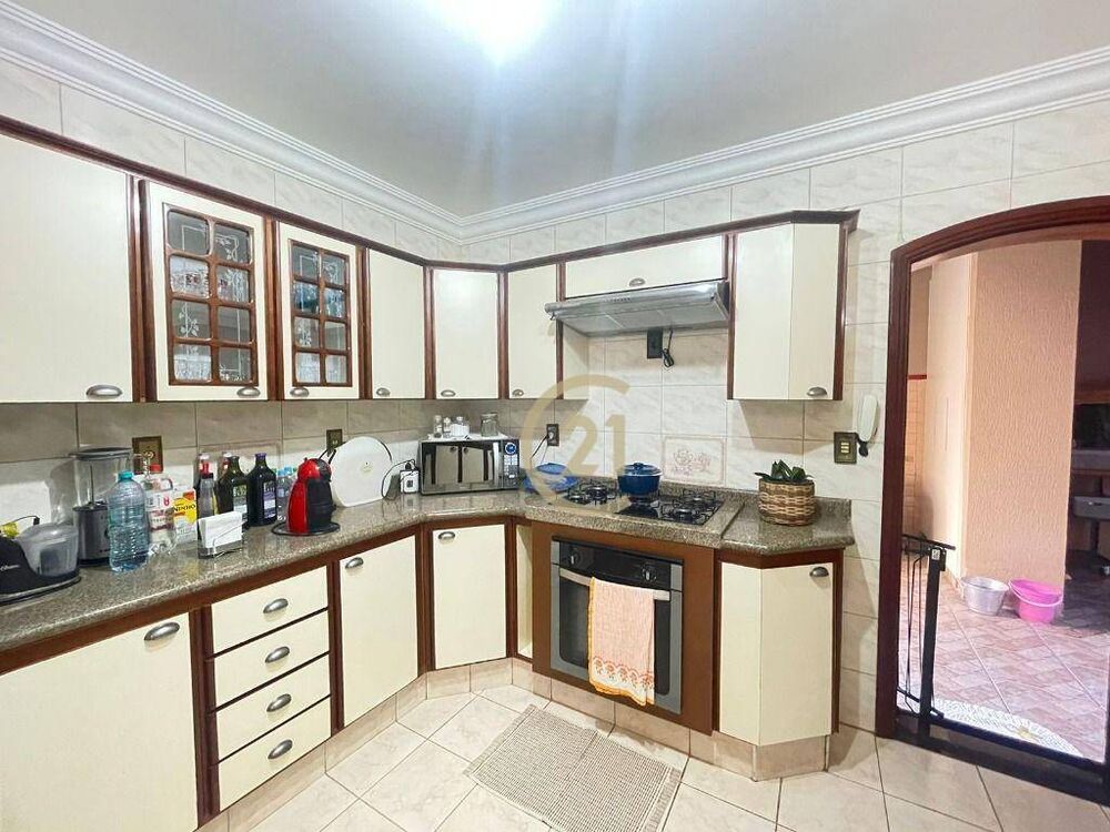 Casa à venda com 3 quartos, 200m² - Foto 1