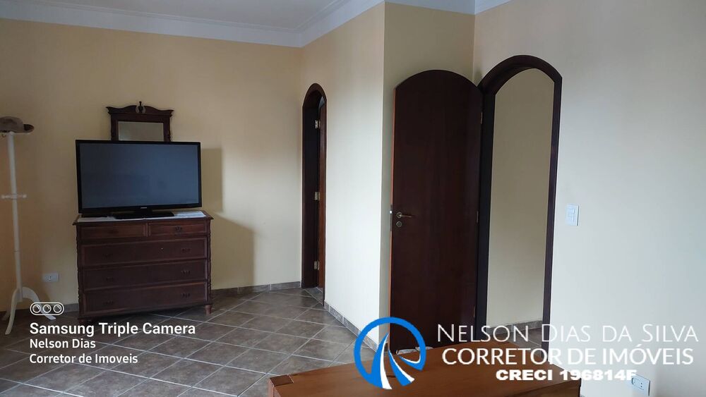 Casa, 4 quartos, 240 m² - Foto 1