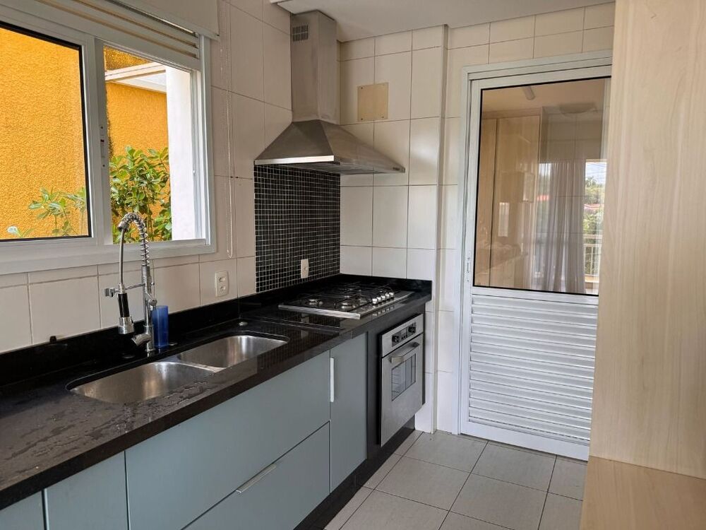 Casa de Condomínio para alugar com 4 quartos, 320m² - Foto 3