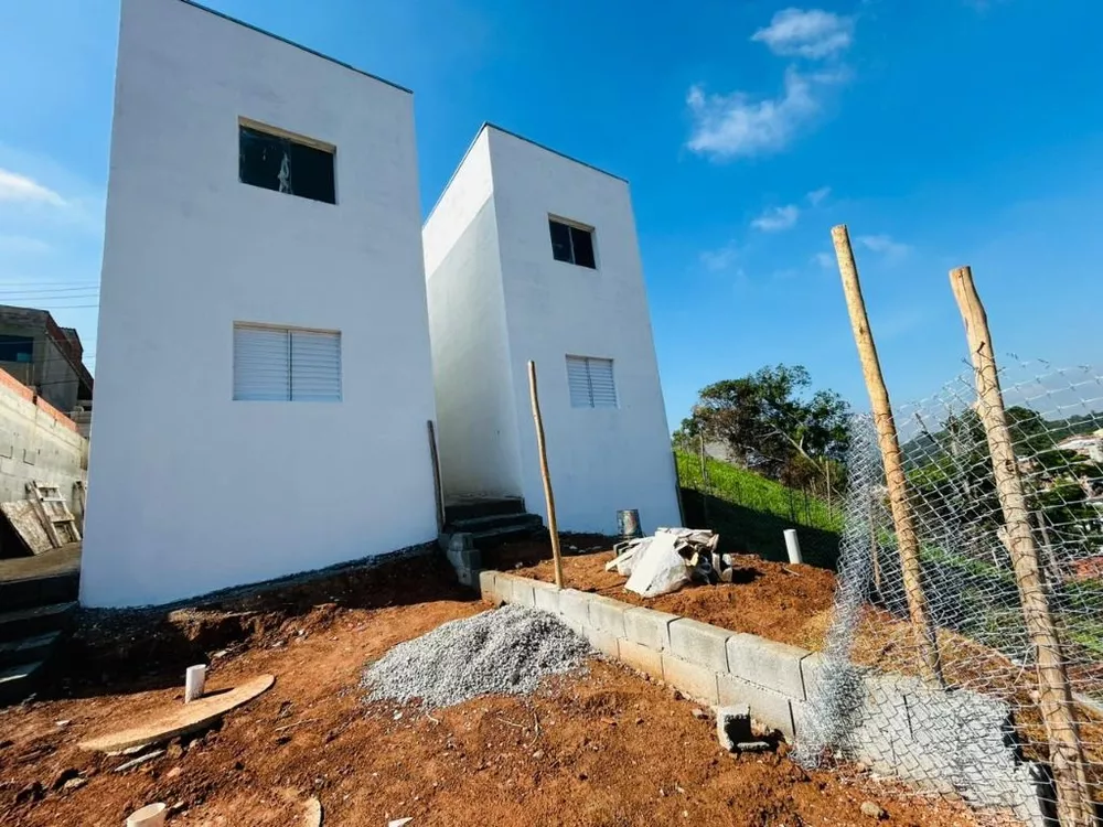 Casa à venda com 2 quartos, 70m² - Foto 1