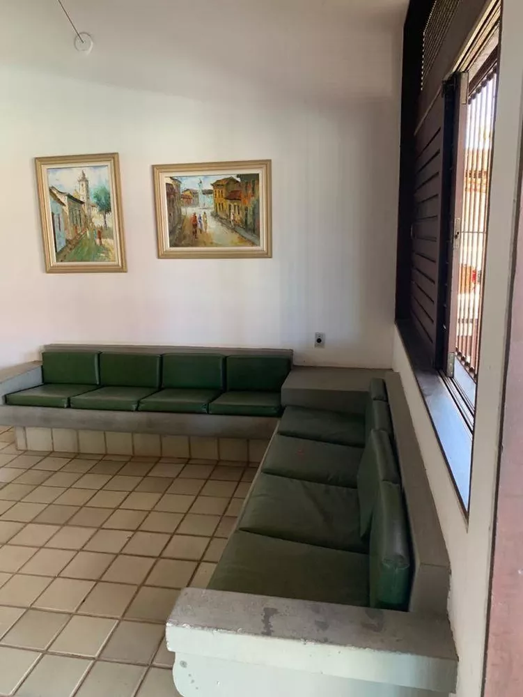 Casa para alugar com 6 quartos, 300m² - Foto 2