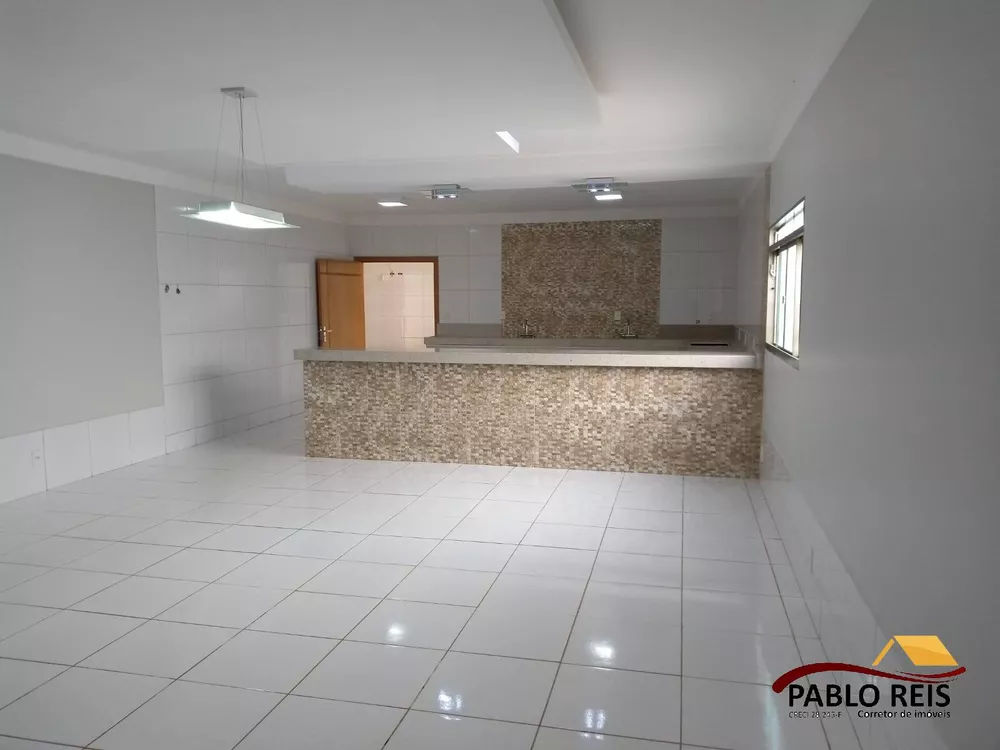 Casa à venda com 3 quartos, 320m² - Foto 1