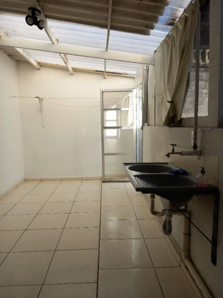 Casa para alugar com 4 quartos, 300m² - Foto 4