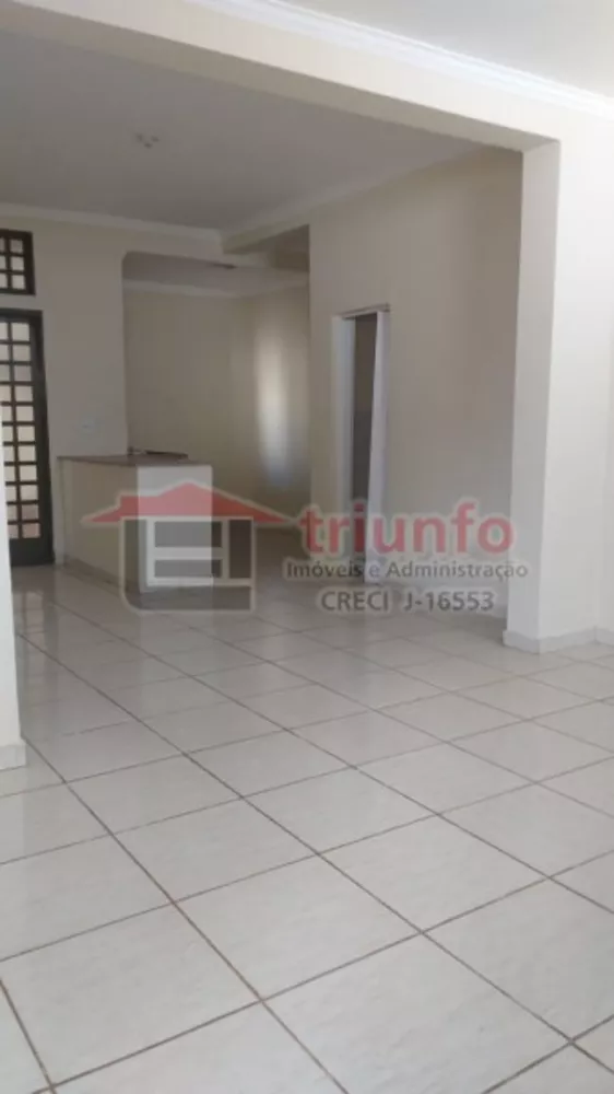 Casa à venda e aluguel com 2 quartos, 77m² - Foto 1