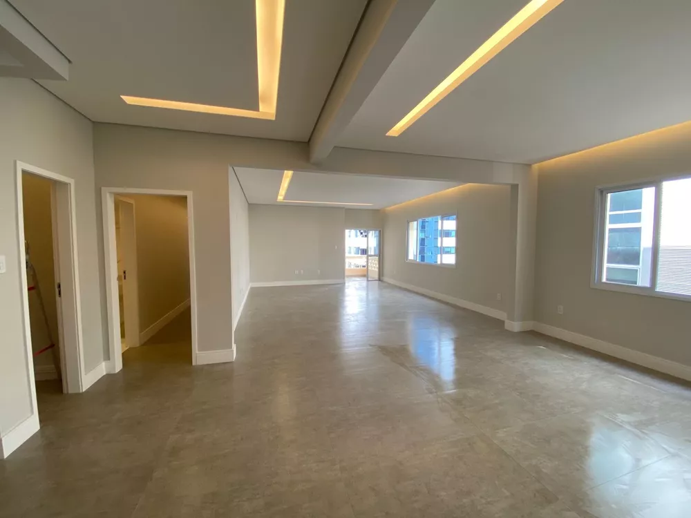 Apartamento à venda com 3 quartos, 200m² - Foto 1