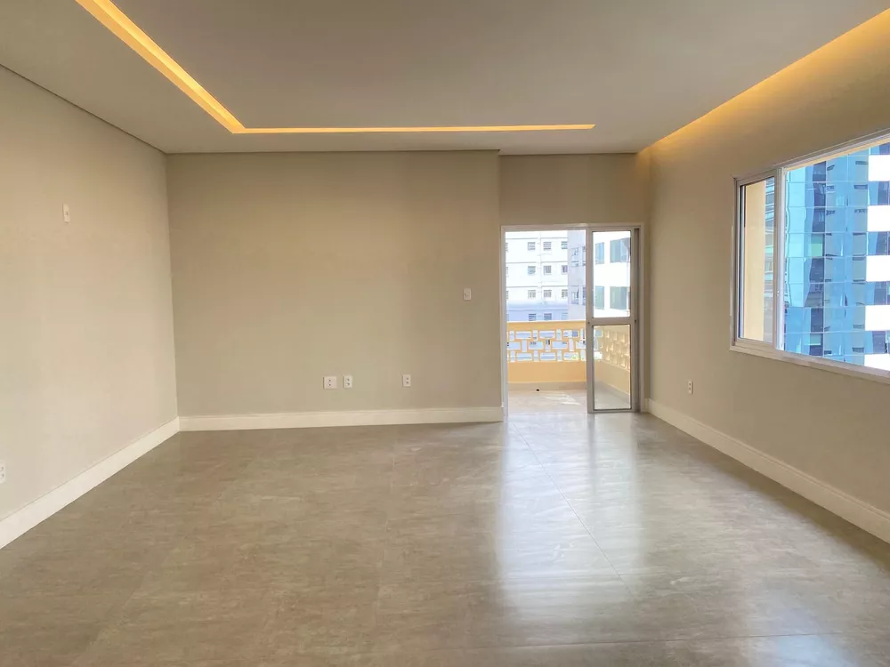 Apartamento à venda com 3 quartos, 200m² - Foto 4