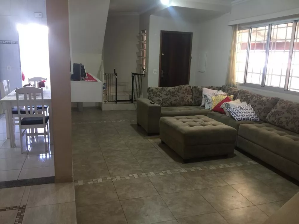 Casa à venda com 3 quartos, 200m² - Foto 1