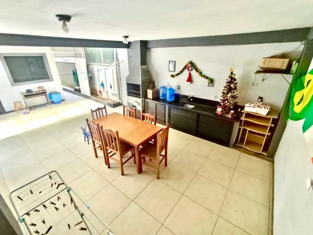 Casa à venda com 3 quartos, 300m² - Foto 4