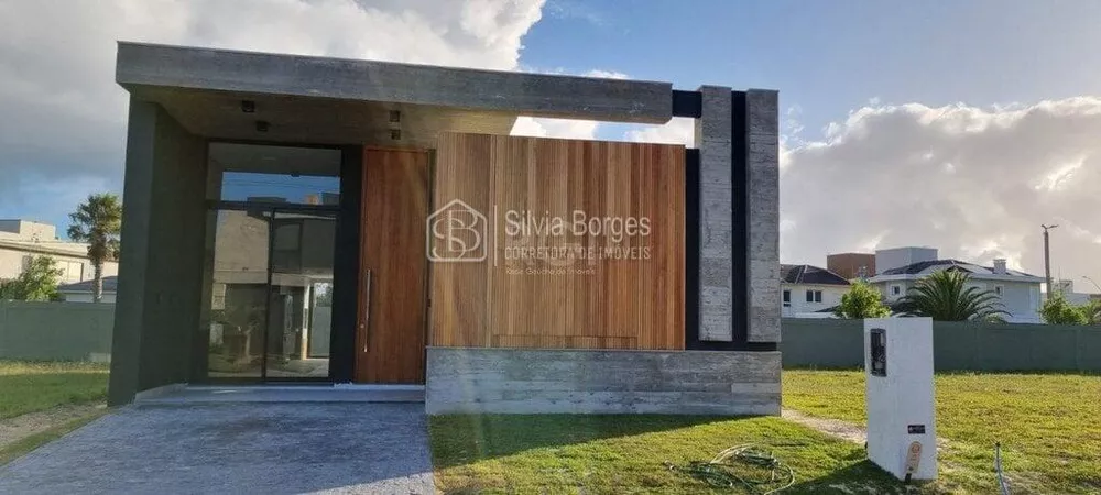 Casa à venda com 4 quartos, 250m² - Foto 1