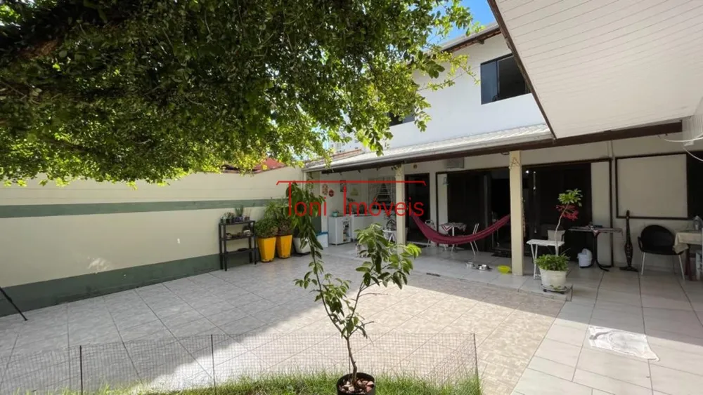 Casa, 5 quartos, 243 m² - Foto 1