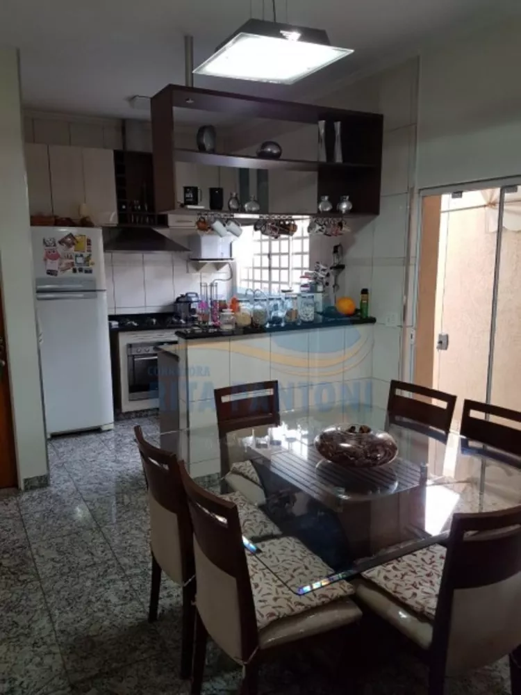 Casa à venda com 4 quartos, 191m² - Foto 1