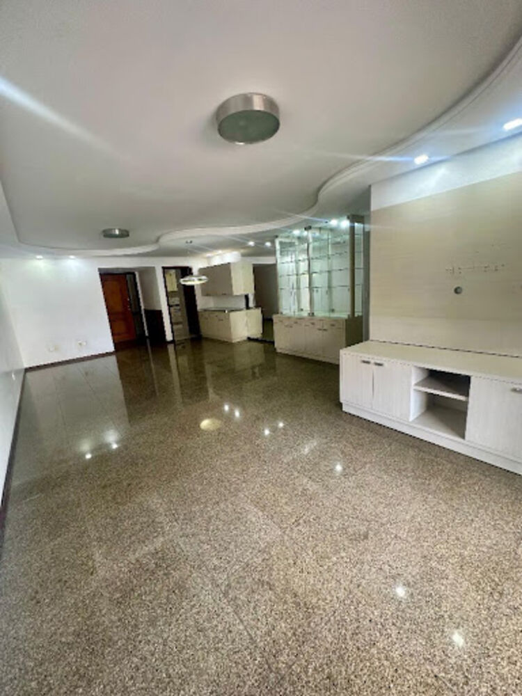 Apartamento à venda com 4 quartos, 156m² - Foto 2
