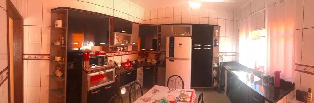 Casa à venda com 3 quartos, 250m² - Foto 1