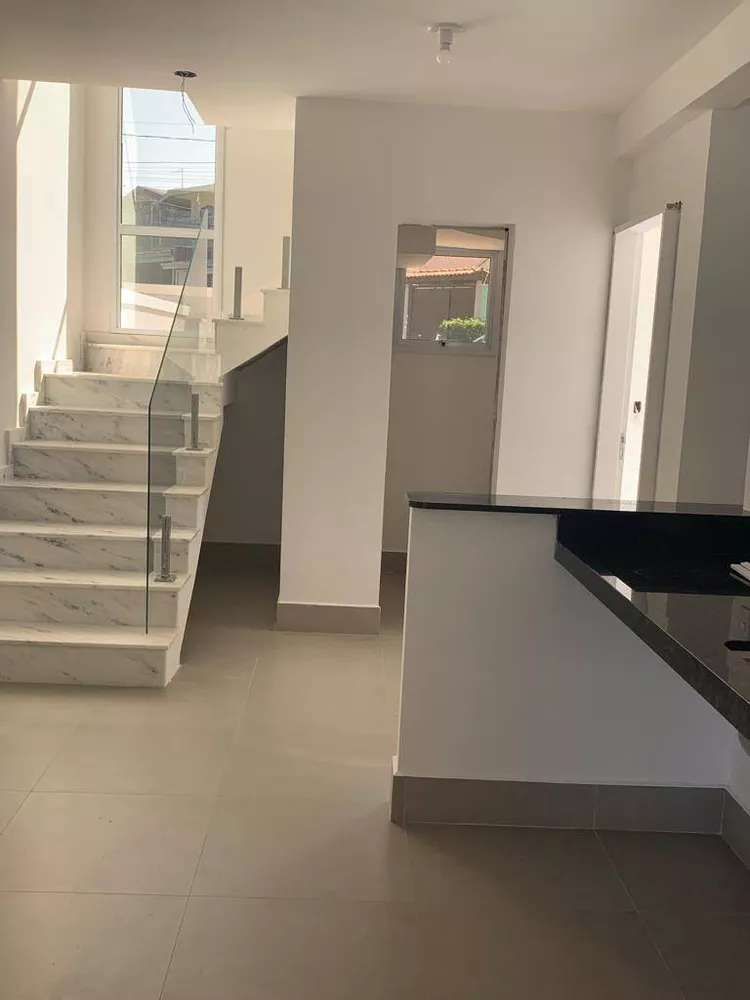 Sobrado à venda com 3 quartos, 110m² - Foto 2