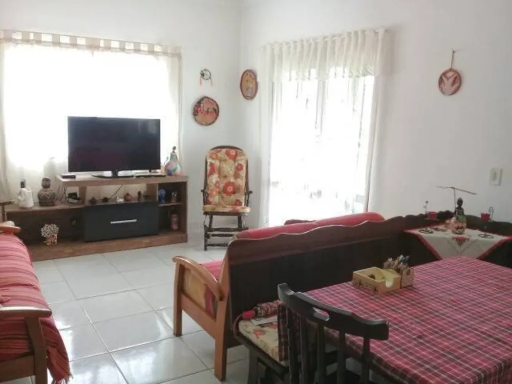 Chácara, 3 quartos, 1228 m² - Foto 1