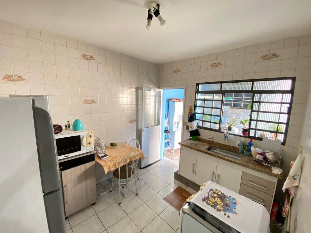 Casa, 4 quartos, 228 m² - Foto 1