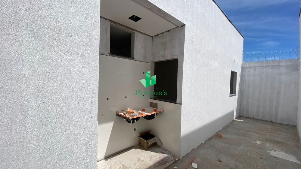 Casa à venda com 2 quartos, 120m² - Foto 1
