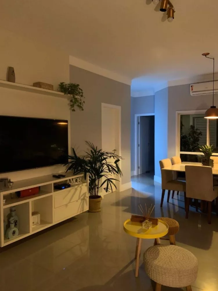 Casa à venda com 3 quartos, 200m² - Foto 1