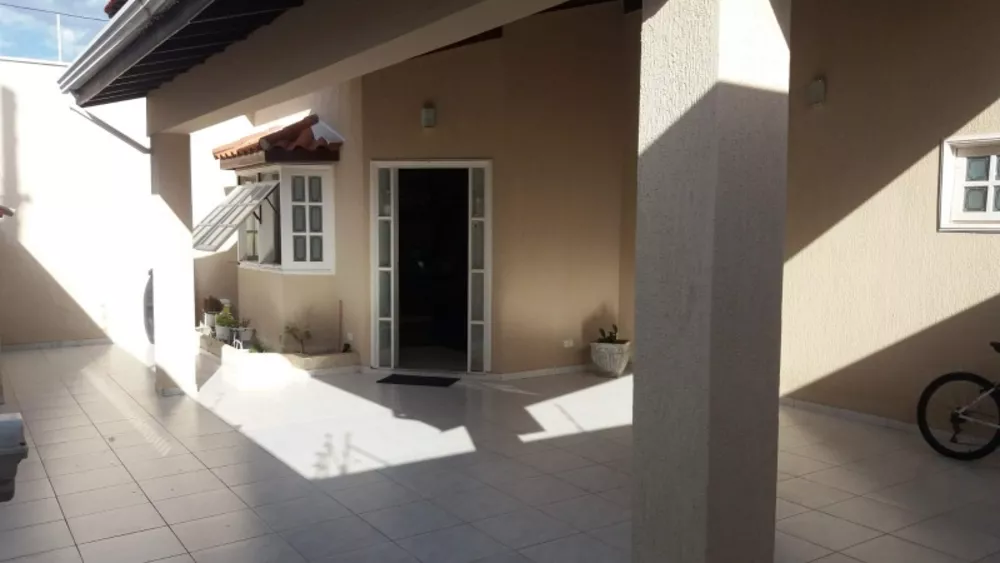 Casa à venda com 3 quartos, 300m² - Foto 1