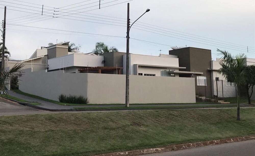 Casa à venda com 3 quartos, 213m² - Foto 1