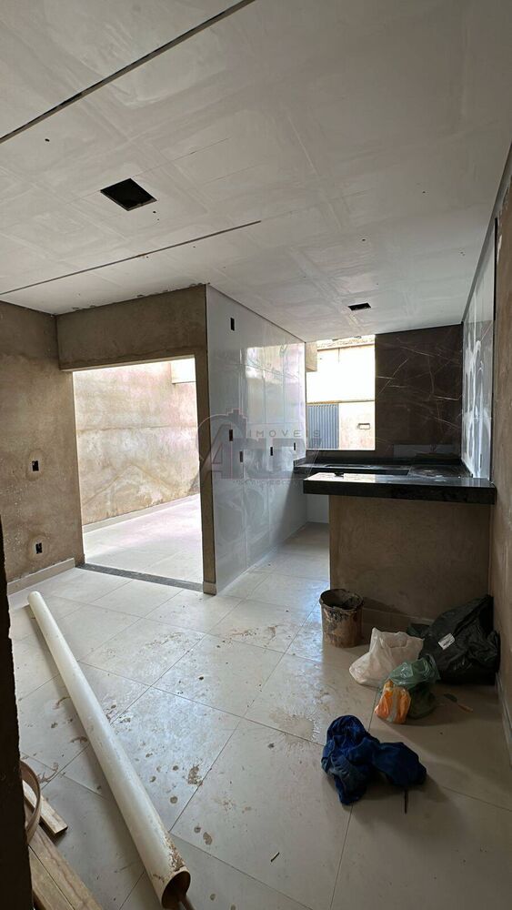 Casa à venda com 3 quartos, 60m² - Foto 3