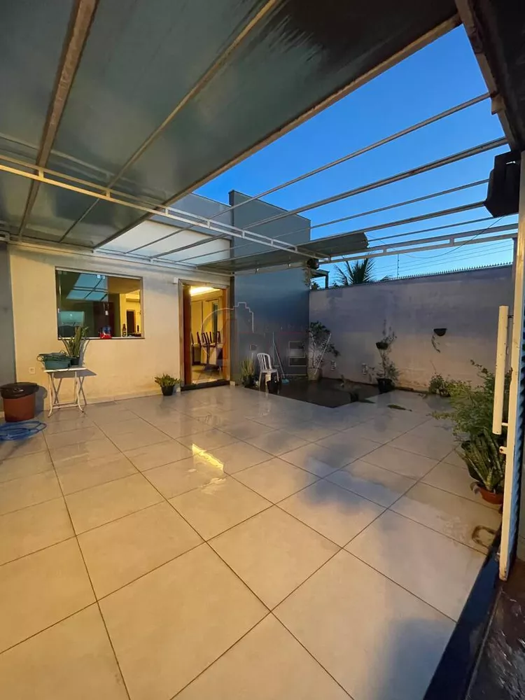 Casa à venda com 3 quartos, 120m² - Foto 1