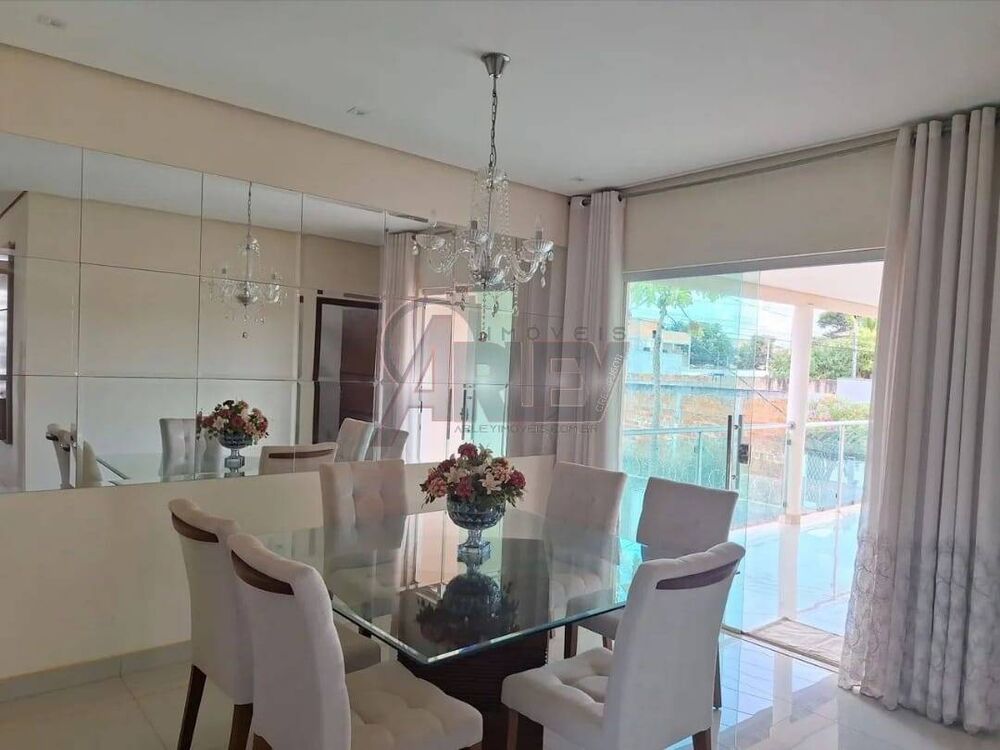 Casa à venda com 3 quartos, 225m² - Foto 1