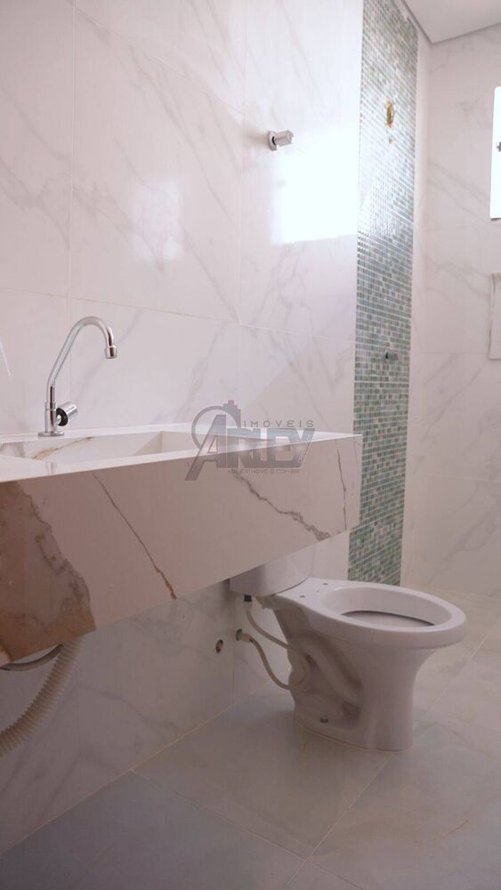 Casa à venda com 3 quartos, 150m² - Foto 1