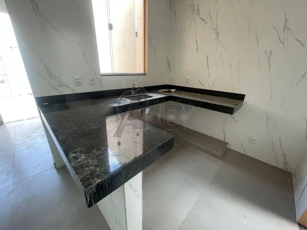 Casa à venda com 2 quartos, 50m² - Foto 2