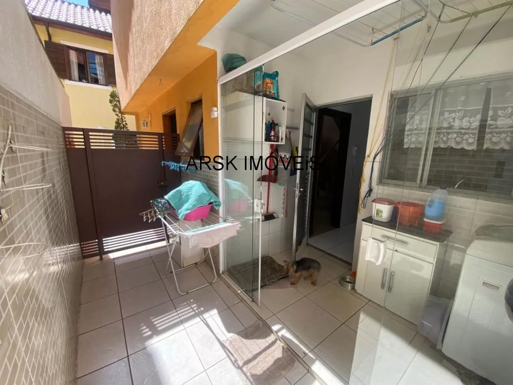 Casa à venda com 3 quartos, 300m² - Foto 1