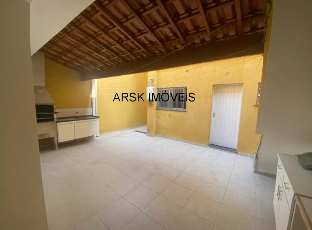 Casa à venda com 3 quartos, 300m² - Foto 1