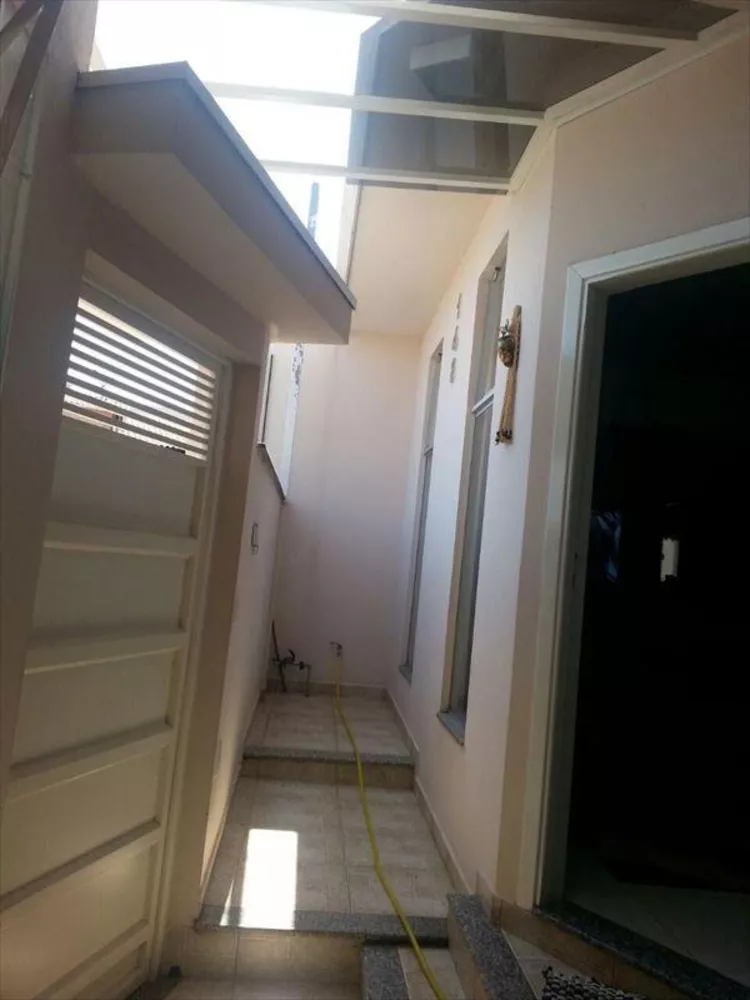 Casa à venda com 3 quartos, 220m² - Foto 2