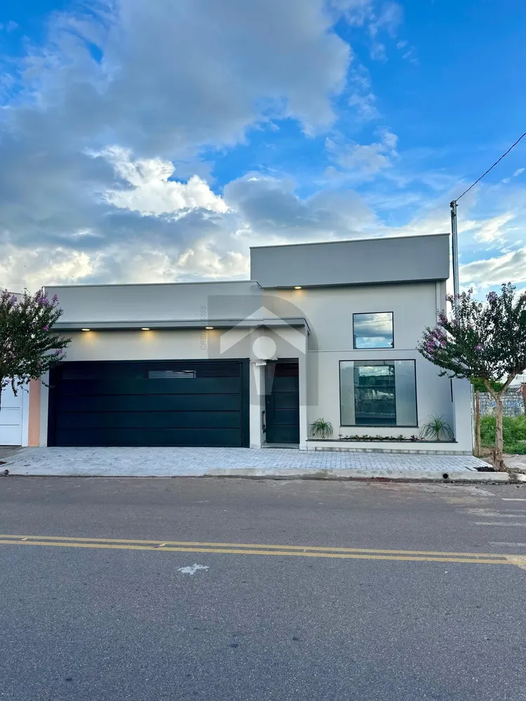 Casa, 3 quartos, 243 m² - Foto 1